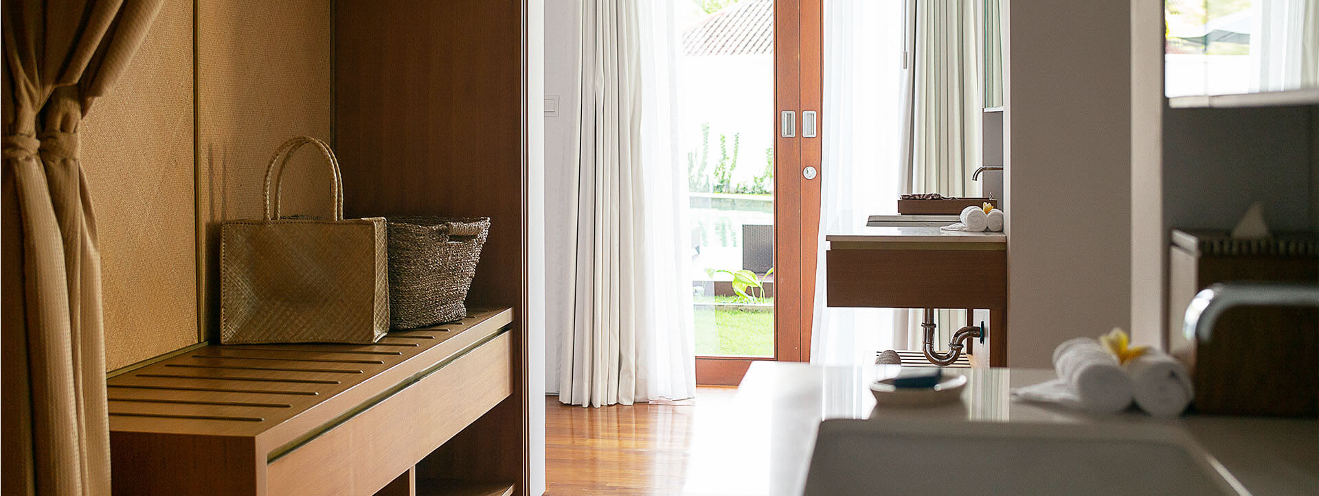 Villa Indrani - Double sink and wardrobe