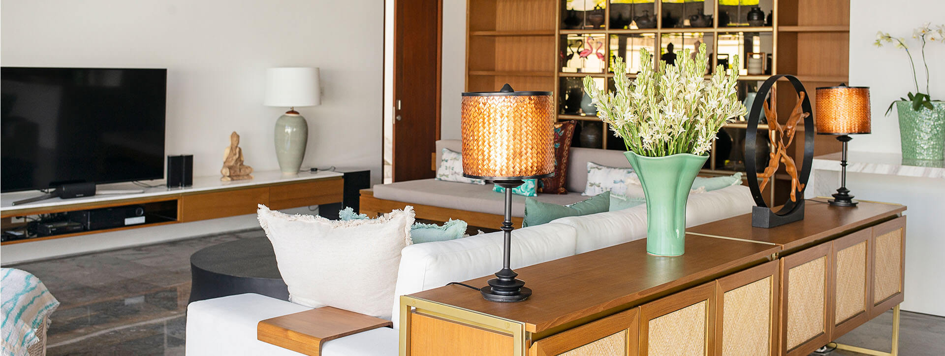 Villa Indrani - Living area with tv